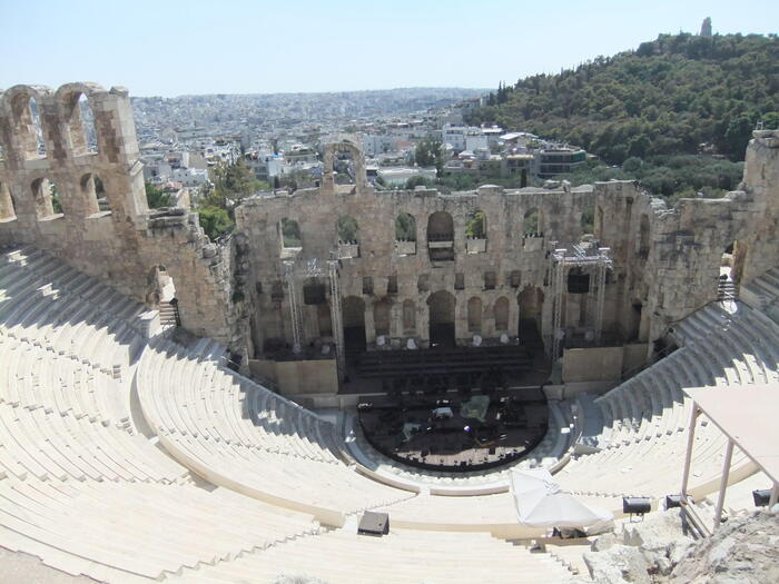 イロド・アティコス音楽堂では、アテネサマーフェスティバルで野外コンサートなどが開催される