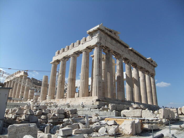 パルテノン神殿はアテネ女神を祀った神聖な場所