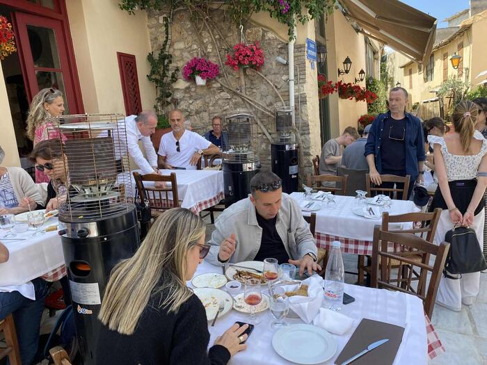 ＜プラカの老舗タベルナ プサラスは雰囲気も味もGood＞