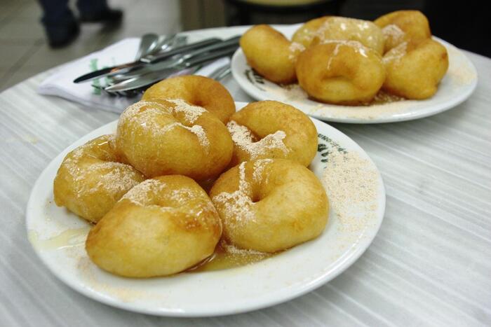 ＜ルクマデスは揚げたてで！クルミやシナモンとの相性も良い。＞
