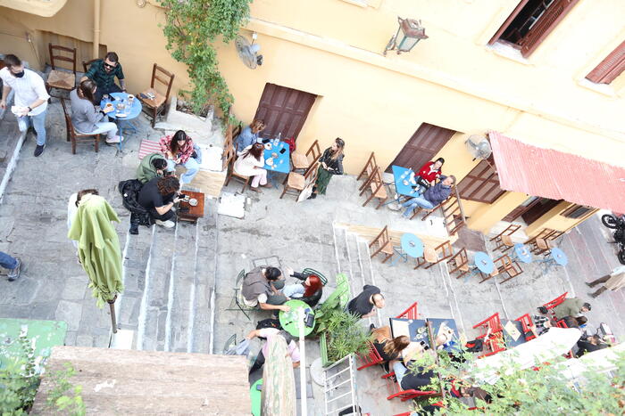 ＜プラカには丘の斜面の階段を利用したカフェが名物。＞