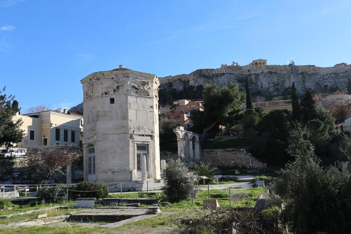 ＜風の塔が美しいローマンアゴラも入場せずに外から見学。＞