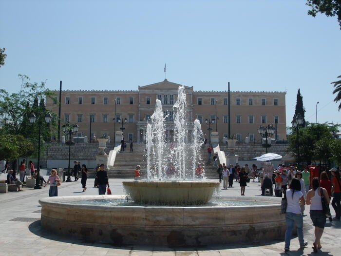 さまざまなイベントが開かれるシンタグマ広場とその奥の国会議事堂