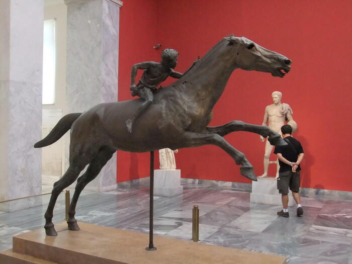 ＜エヴィア島近くの海底で発見されたブロンズ像＞