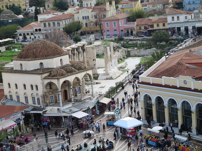 1日中人が絶えないメトロ駅前のモナスティラキ広場