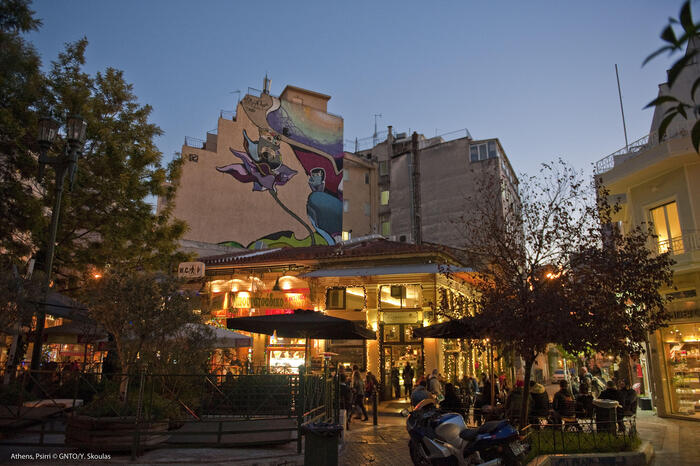 ＜夜になると活気づくプシリ地＞