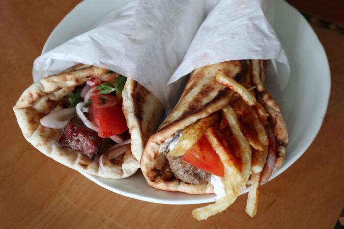 ギリシャのファーストフード。ケバブ（左）とポークスブラキ（右）、薄切り肉を巻いたギロピタもおすすめ。