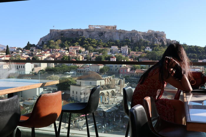 ＜屋根付きの室内と、屋根なしのルーフトップがある絶景カフェバー＞