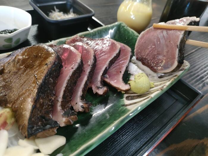 カツオのたたきをたれで食べる