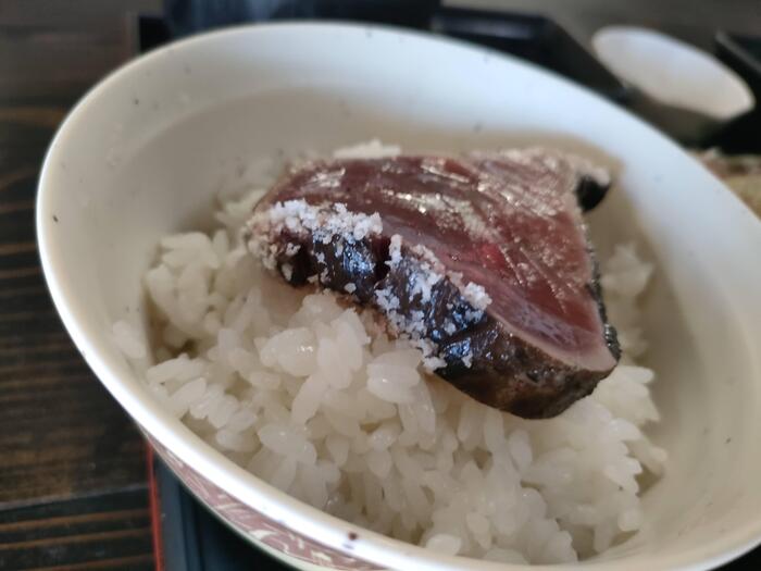 カツオのたたきを塩でたべる