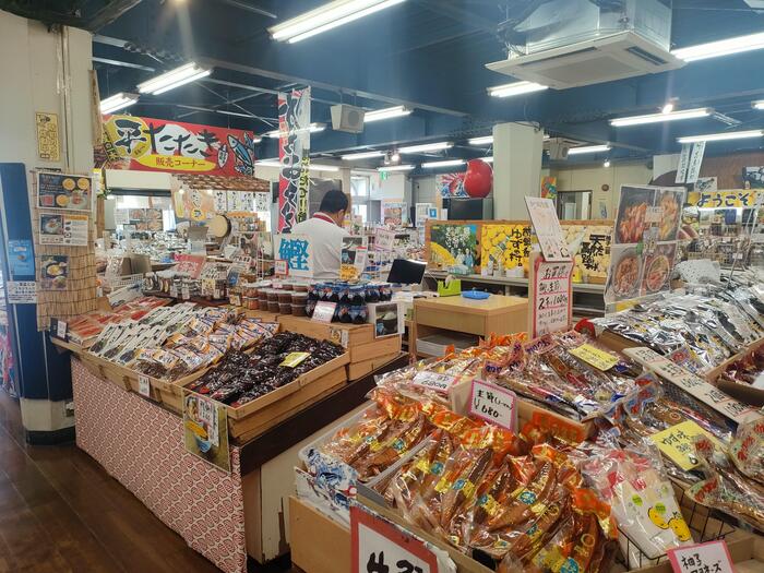 土佐タタキ道場の敷地内にあるかつお船　お土産コーナー