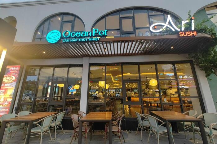 海鮮食堂や複数のレストランが入居するモール