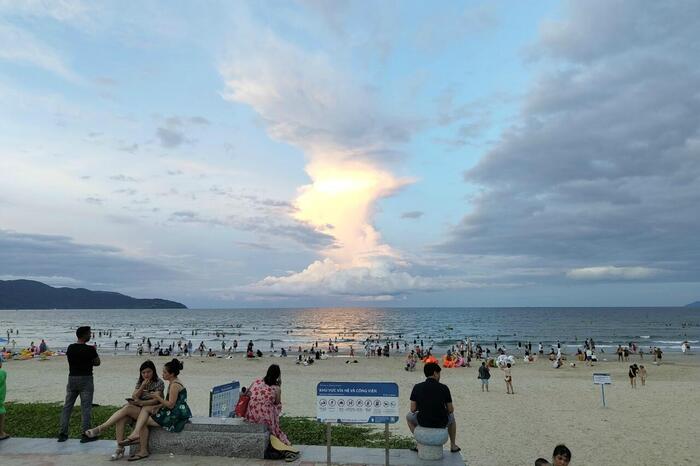 ミーケビーチは昼間ならば海水浴