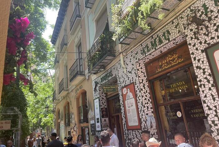 バルがぎっしり並んだ路地を歩くのは楽しい