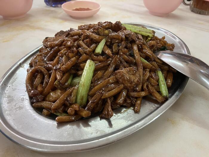 ＜イポーの福建麺。黒っぽい色合いでスープではありません。ペナンの福建麺とは全く違います＞