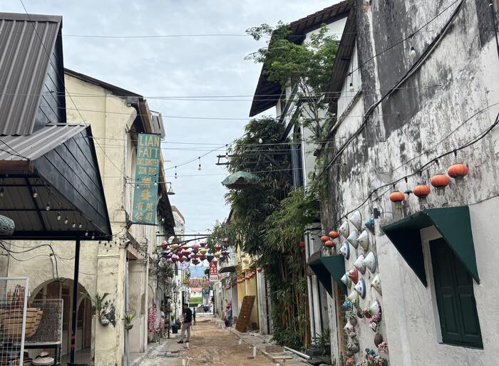 ＜イポーの街並み。街中の細い路地には昔ながらの街並みが広がっていて写真スポットになっています＞