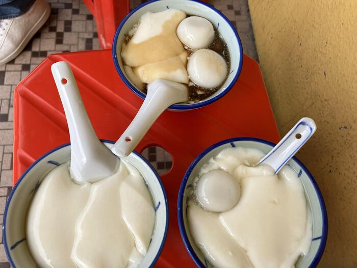 ＜写真は豆腐花というデザートです。ジンジャーシロップや黒砂糖のシロップなどが選べました＞