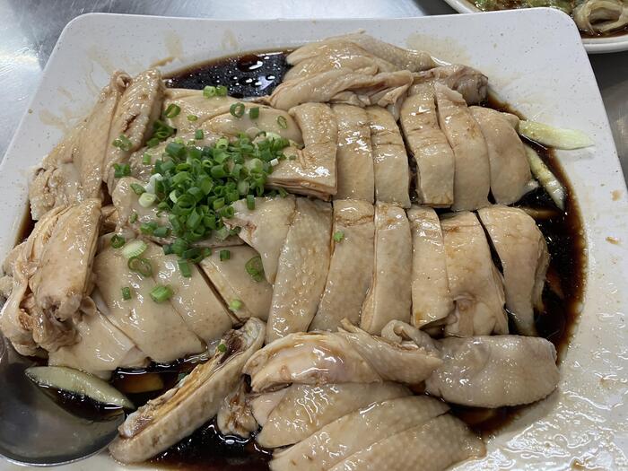 ＜「Sam Ma Chicken Rice Restaurant」のチキンライス。柔らかく味付けも抜群でご飯がすすみます＞