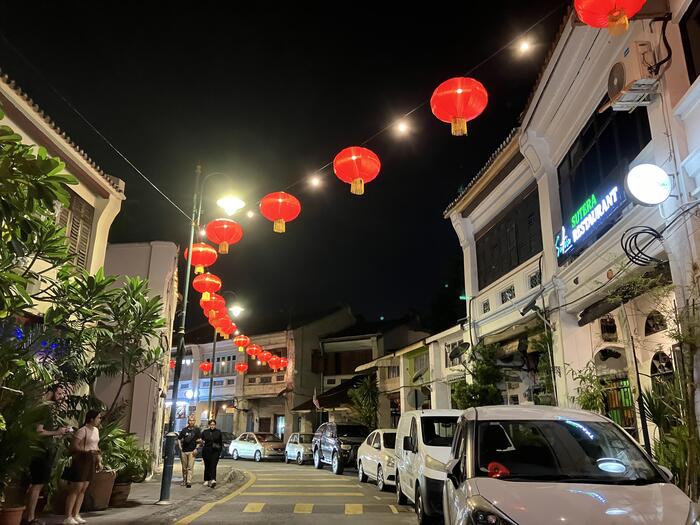 ＜ペナンのジョージタウンの夜の街並み。ライトアップされていて昼とはまた違う雰囲気です＞