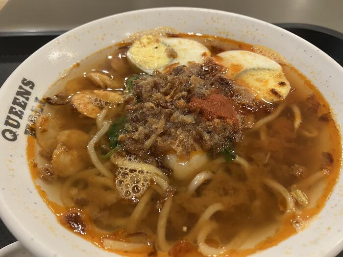 ＜ペナンの福建麺。エビベースのスープなので、少し赤みがかっています＞