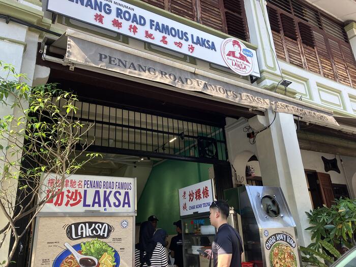 ＜ショップの入り口。ちょっと見えにくいですが、かわいいラクサのイラストにひかれて入りました＞