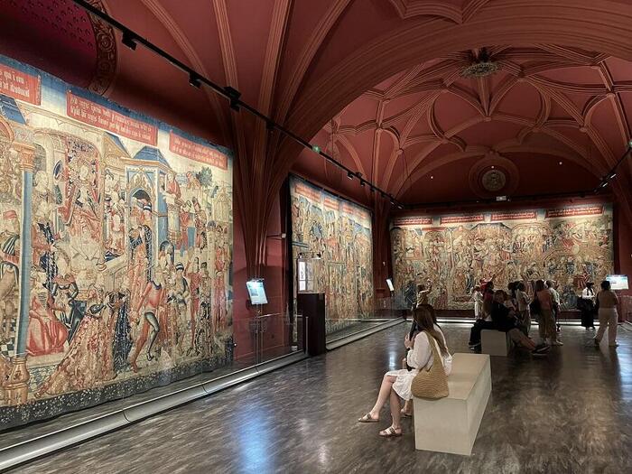 昔は装飾と実用を兼ねて石壁に飾られたタペストリー