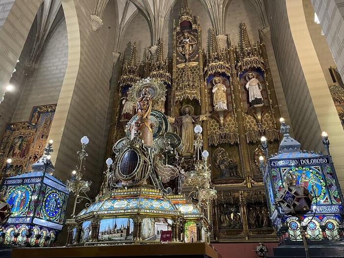 ガラスのロサリオの宗教行列では、このような美しい灯篭がいくつも道をいく