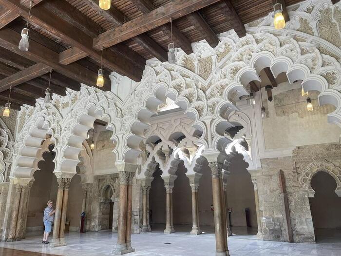 白いアーチが美しいアルハフェリア宮殿の黄金の間