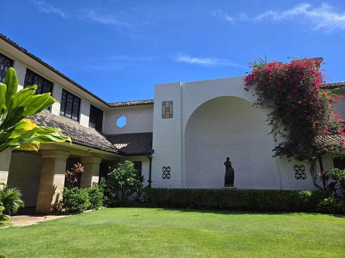 ＜美術館に入ってすぐ正面の中庭（Central Courtyard)＞