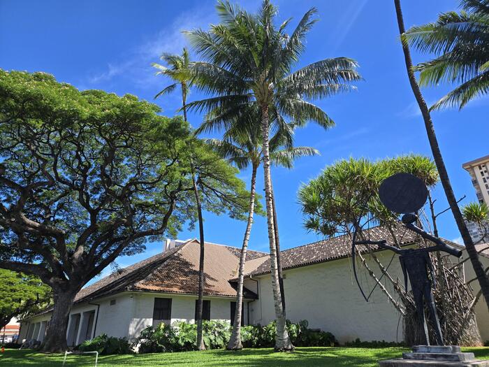 ＜サウス・ベレタニア通り（S.Beretania St.) と、ヴィクトリア通り（Victoria St.) の角にある印象的なオブジェが目印＞