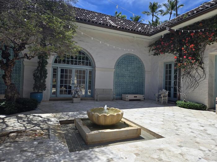 ＜金曜日は夜9時まで開館していて、こちらの地中海庭園はライトアップされてまた違った雰囲気に＞