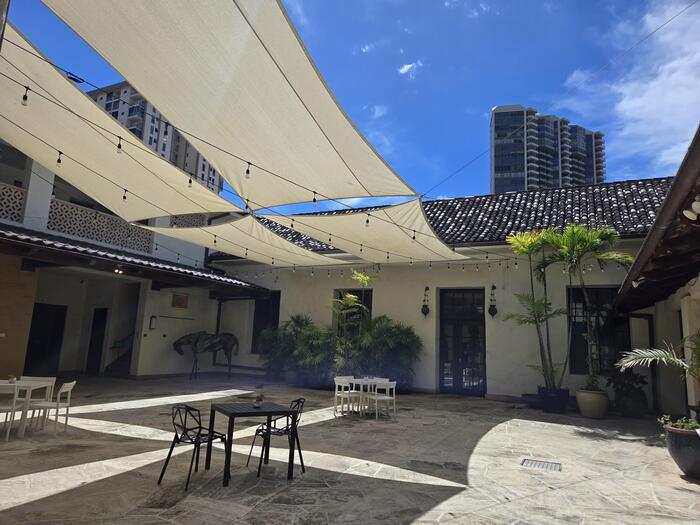 ＜コートヤードにはテーブル席もあるコーヒーバー＞