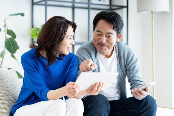 計画を立てる夫婦