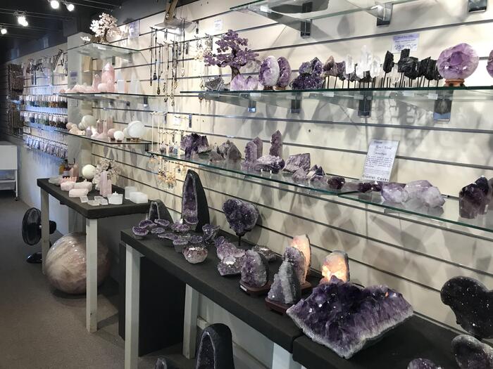 小さなアメジストのかけらから、本格的なクリスタルジュエリーまで幅広い品揃えでさまざまな原石も販売