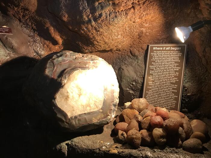 全長300平方メートルにわたるトンネルや洞窟風展示空間