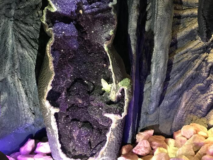 高さ3.27mのアメジストジオード