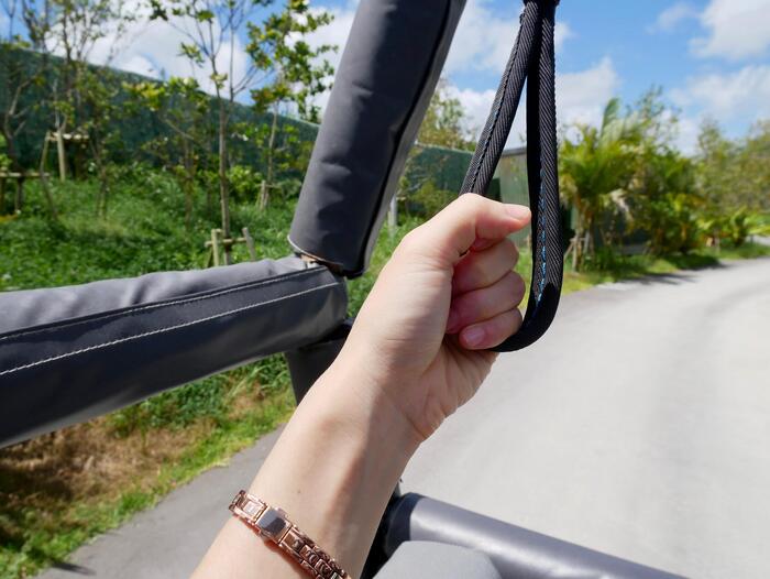 吊り革を握る手