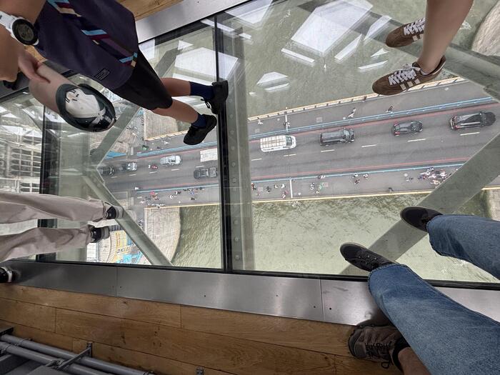 スカイウォークと呼ばれる上部にある通路の床、一部がガラス張り