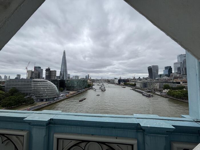 橋の上部からの景色、シャードなどの有名な建物もテムズ川沿い360度見渡せる