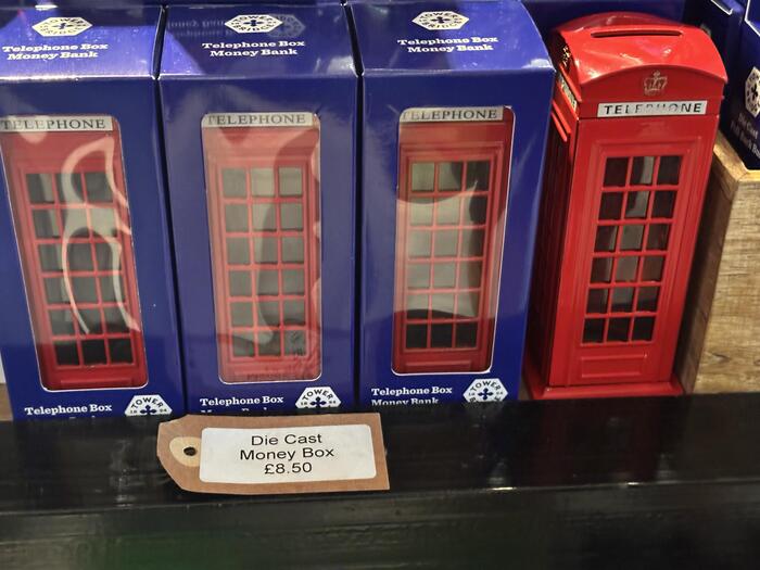 イギリスらしい公衆電話の貯金箱