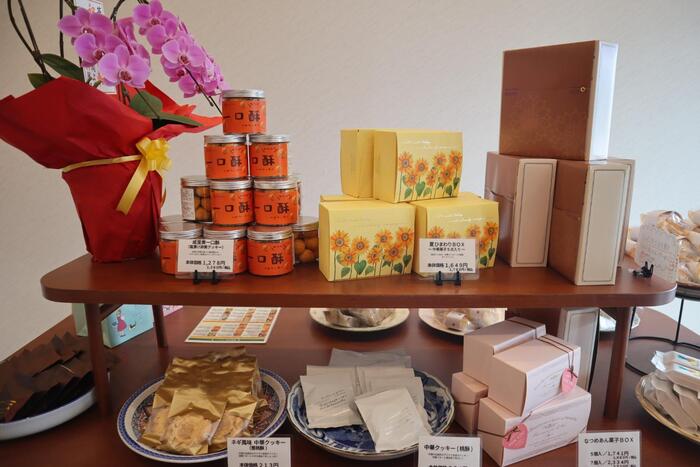 中華菓子がディスプレイされているところ