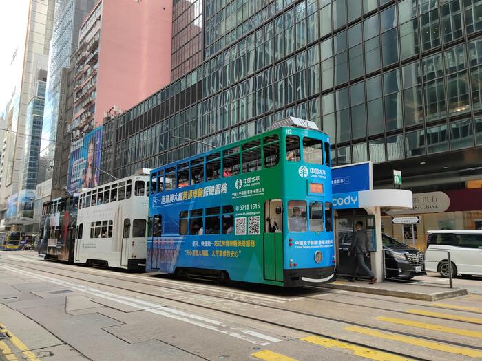 ＜街中を走るトラム＞