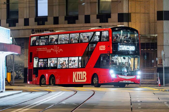 ＜夜の街を走るダブルデッカーバス＞