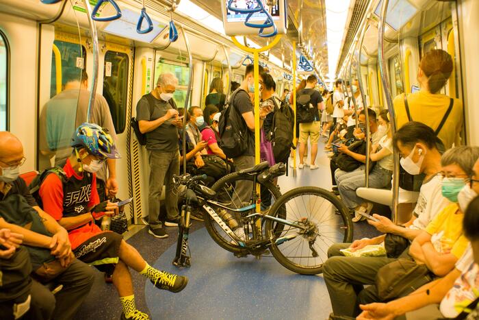 ＜自転車も持ち込めるMTR車内＞