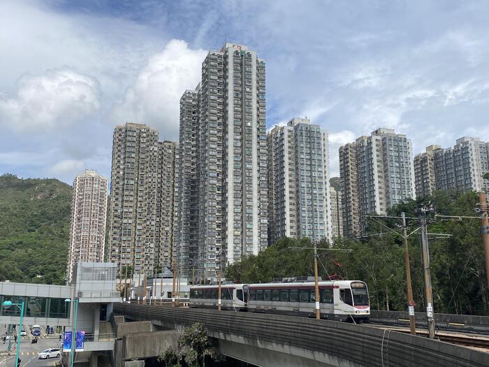 ＜ローカルな住宅街を走るライトレイル＞