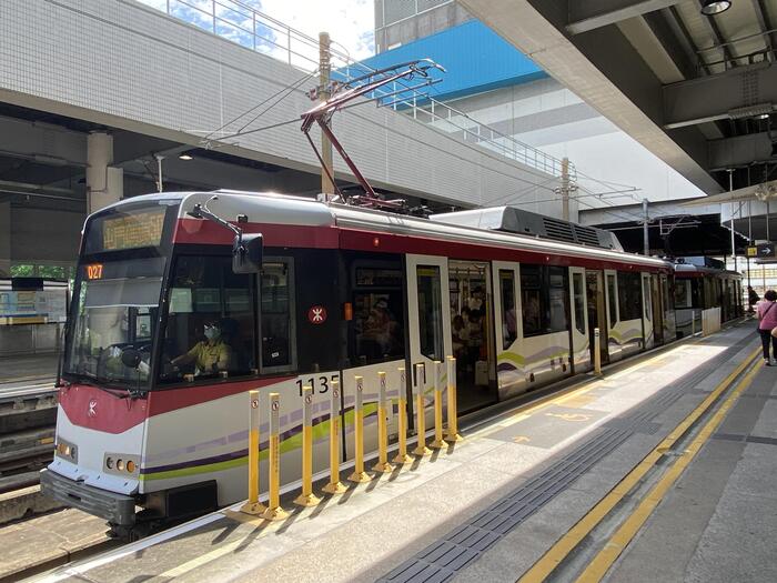 ＜駅に停車する２両編成のライトレイル＞