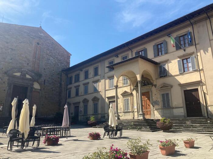 写真左側が教会、右側がサンテ・フローラ・エ・ルチッラ修道院