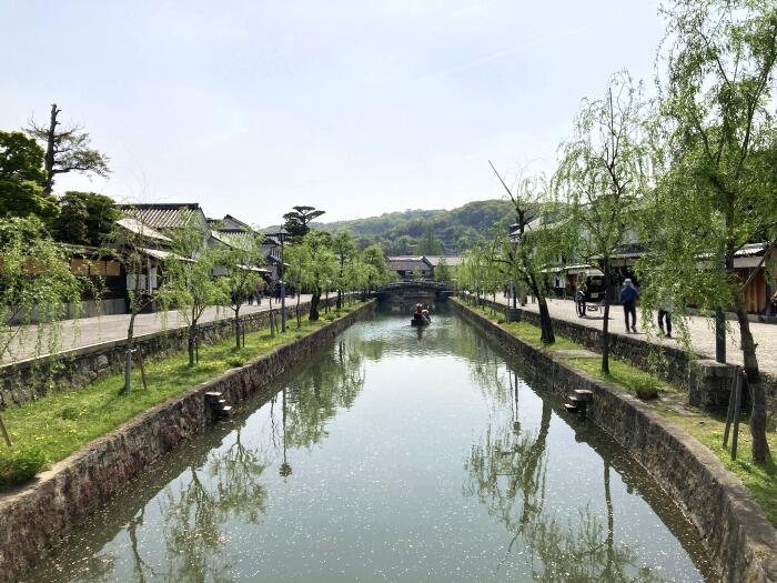 ＜倉敷川の両岸に白壁の建物が並ぶ倉敷美観地区＞