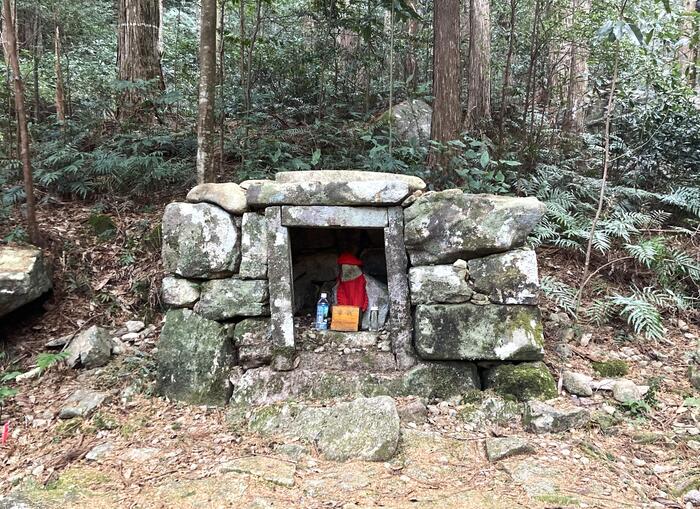 旅人の無事を祈る小さな祠は、夜泣き封じの伝承もある