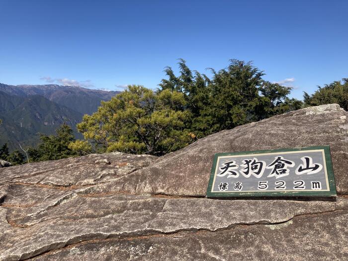 巨岩の上が天狗倉山山頂